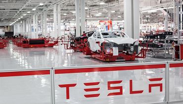 Новости - С фабрики Tesla увольняют рабочих за больничные и декрет. 2-минутное опоздание может стоить карьеры