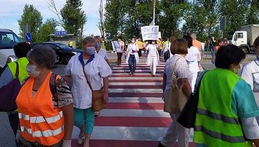 Новости - Под Житомиром работники психбольницы перекрыли трассу из-за долгов по зарплате