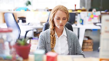 Статті - Самотність на роботі: як впливає на працівників атмосфера в офісі?