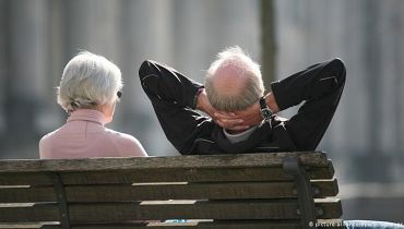 Новости - Доплаты пожилым пенсионерам отложили до осени: когда вырастут пенсии